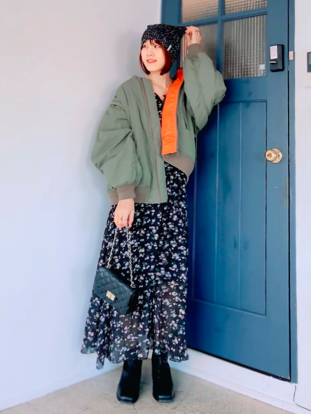 ブラック系のショルダーバッグ、ブラック系のワンピース/ドレス、ブラック系のブーツを着用したレディースの冬コーディネートの4枚目の写真