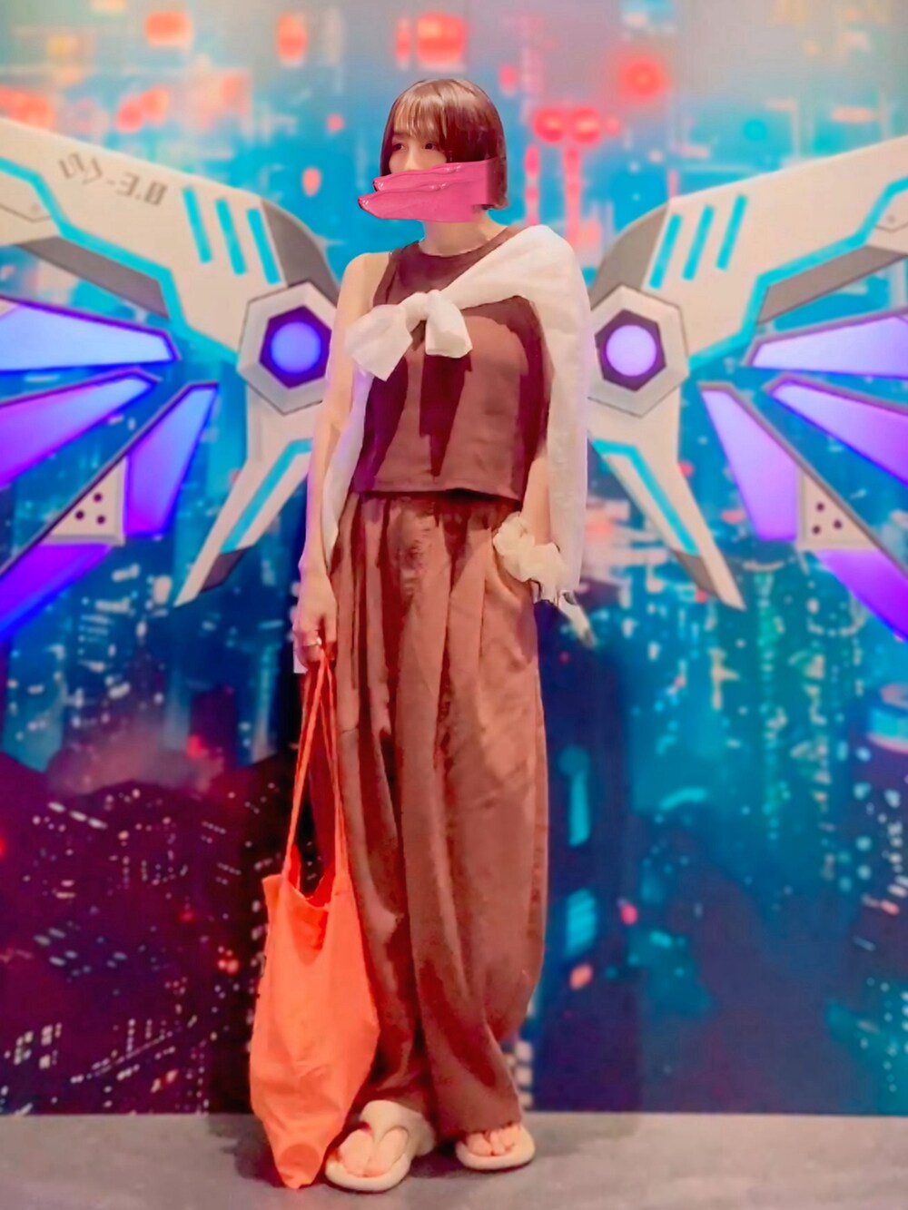 ホワイト系のシャツ/ブラウス、グレー系のキャミソール、ブラウン系のその他パンツを着用したレディースの夏コーディネートの5枚目の写真