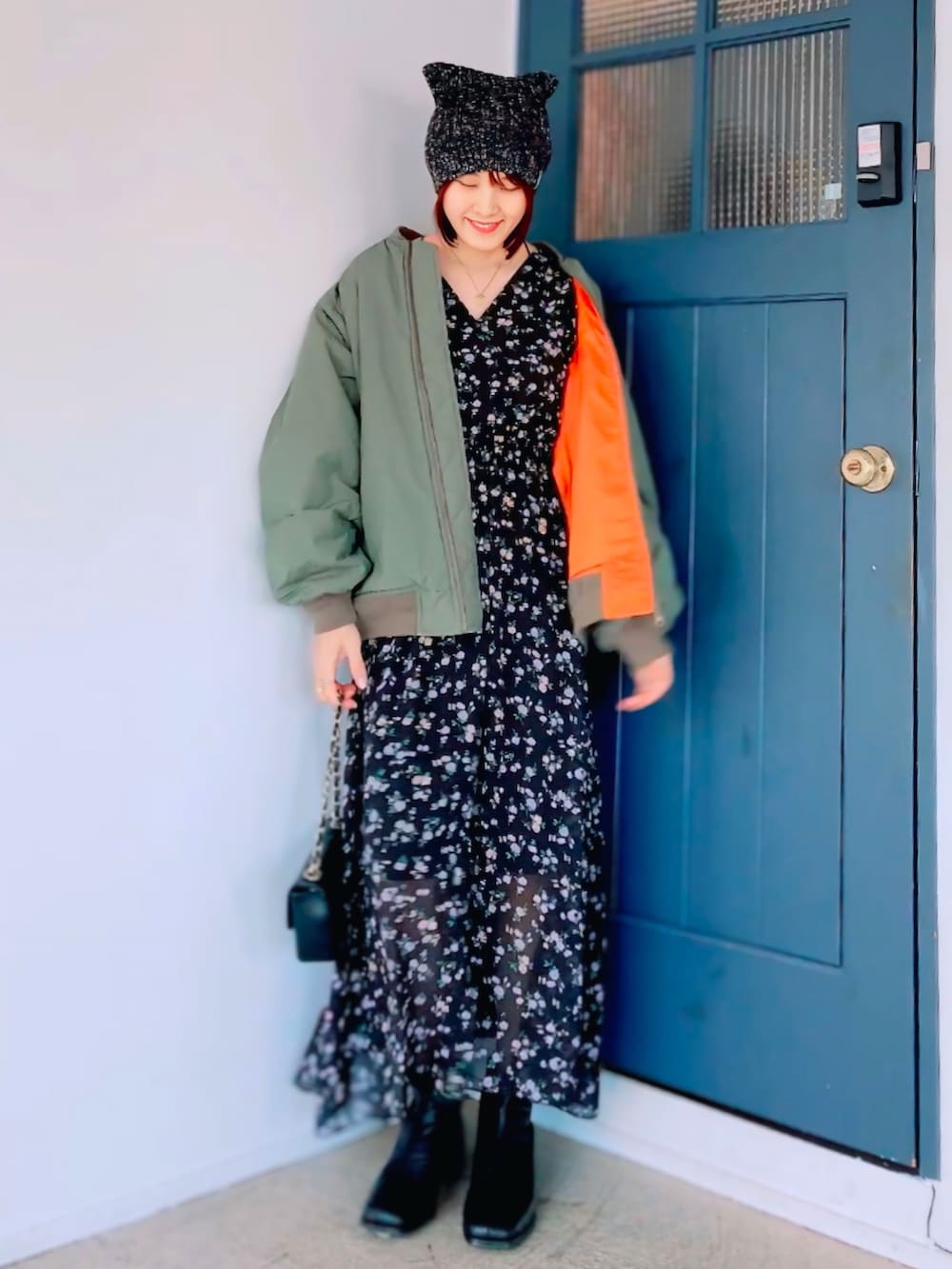 ブラック系のショルダーバッグ、ブラック系のワンピース/ドレス、ブラック系のブーツを着用したレディースの冬コーディネートの5枚目の写真