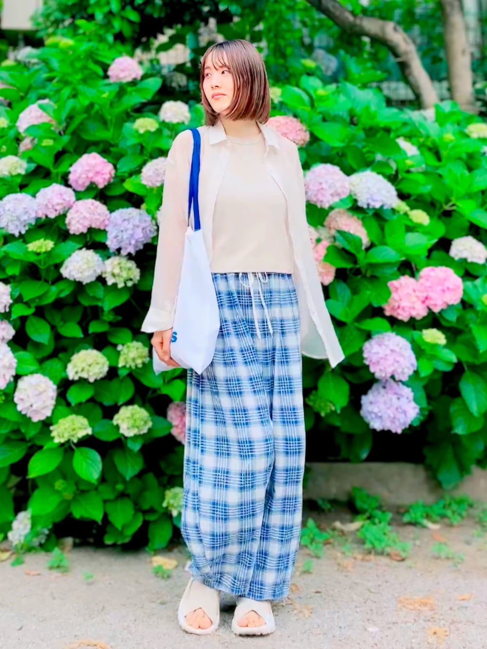 ホワイト系のシャツ/ブラウス、ブラック系のキャミソール、ベージュ系のサンダルを着用したレディースの夏コーディネートの2枚目の写真