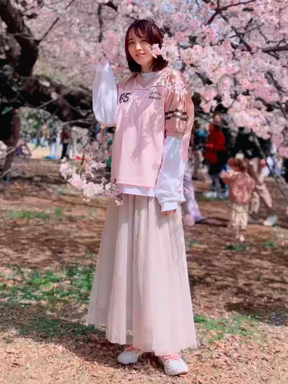 「春めき満開コーデ、お花見、お花見コーデ、桜、ピンク、レイヤードスタイル、チュールスカート、春コーデ、春、春色、ロンT、サテン、スポーツミックス、フェミニン、ガーリー」｜「RODEO CROWNS WIDE BOWLのNJ85 ナンバートップス（その他トップス、ピンク系）」を使った、ほのかりんさん（レディース・166cm）の春コーディネートの2枚目の写真