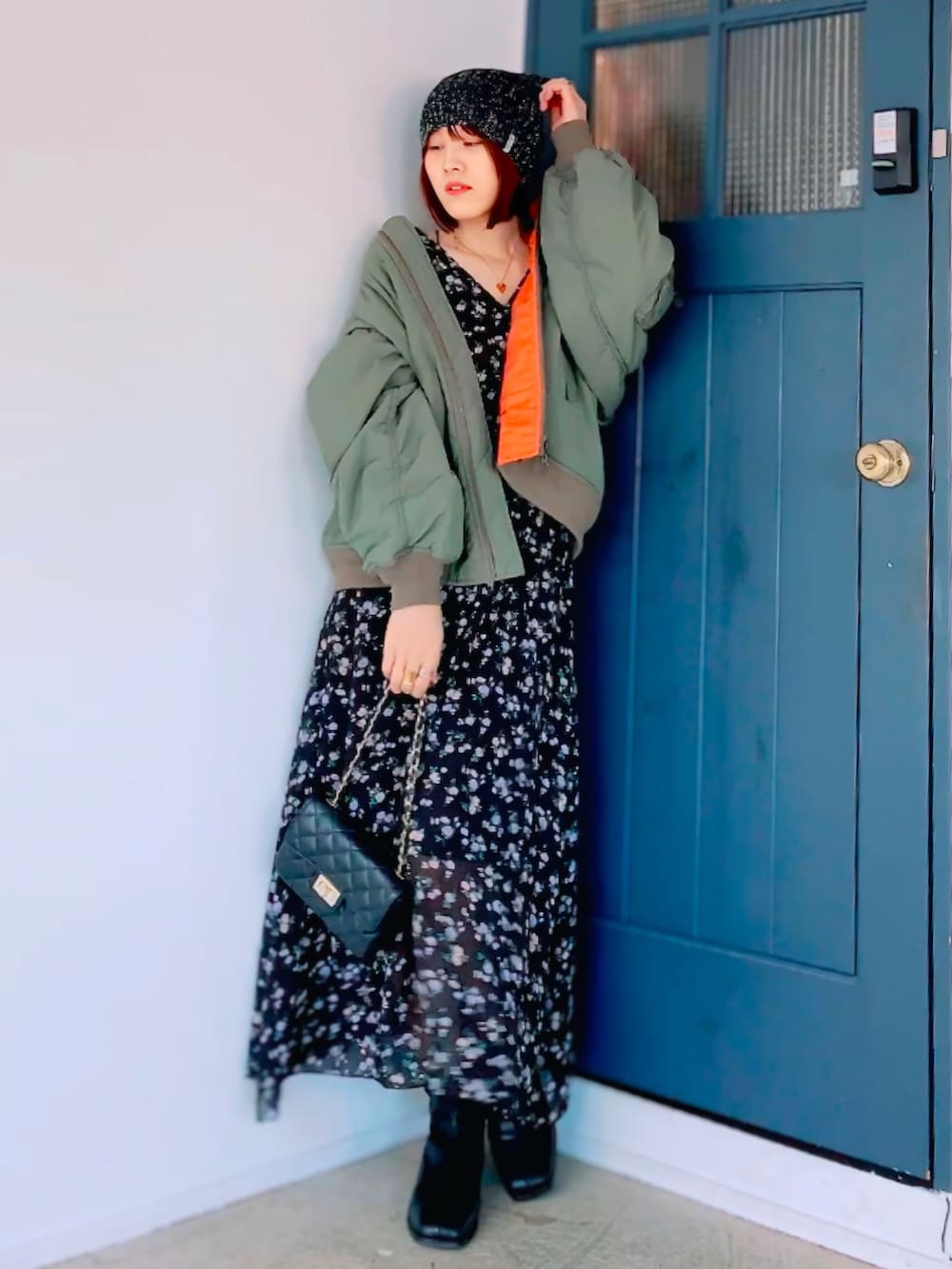 ブラック系のショルダーバッグ、ブラック系のワンピース/ドレス、ブラック系のブーツを着用したレディースの冬コーディネートの3枚目の写真