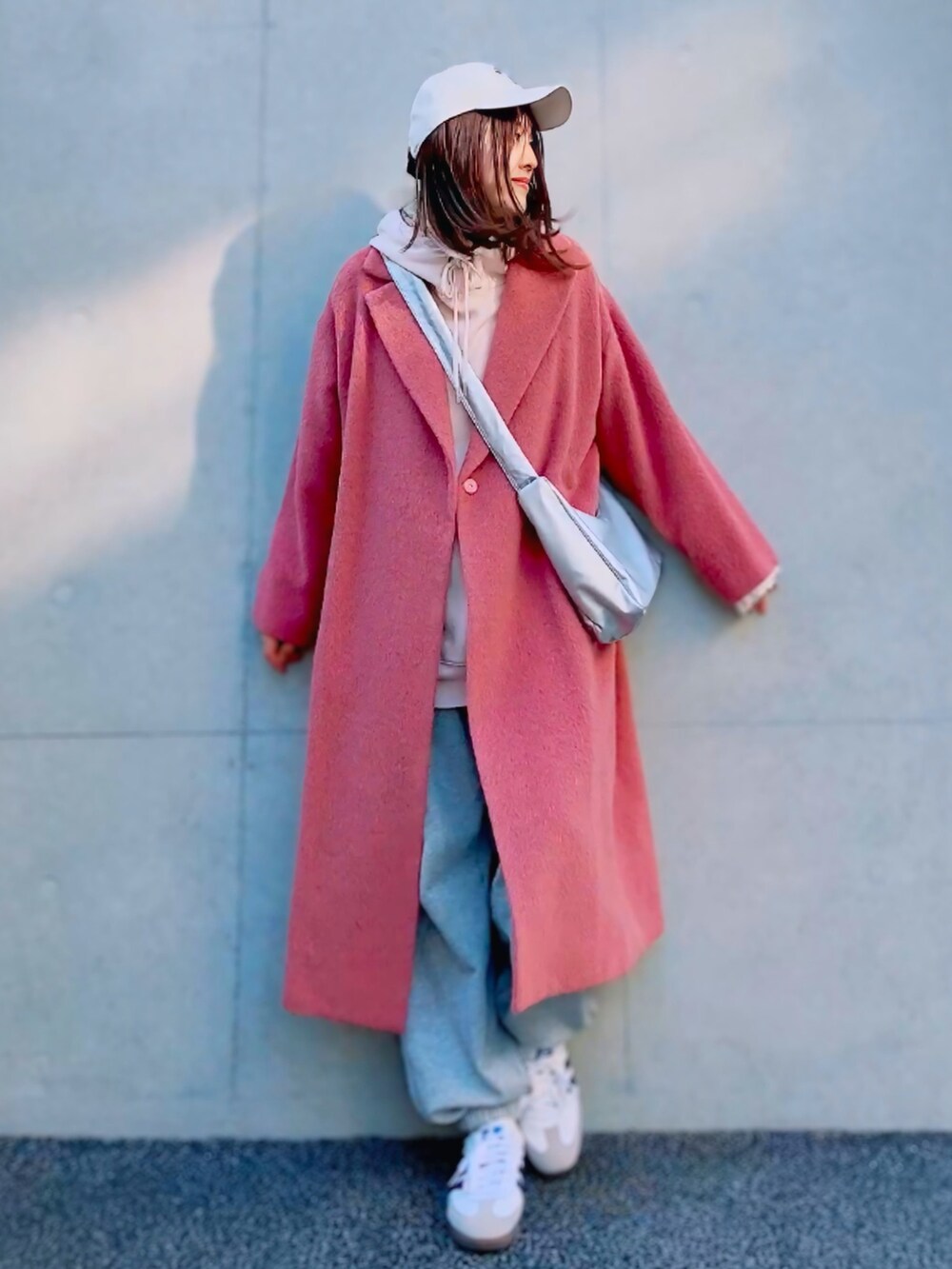 その他のジャケット/アウター、ピンク系のパーカー、ホワイト系のTシャツ/カットソーを着用したレディースの冬コーディネートの2枚目の写真