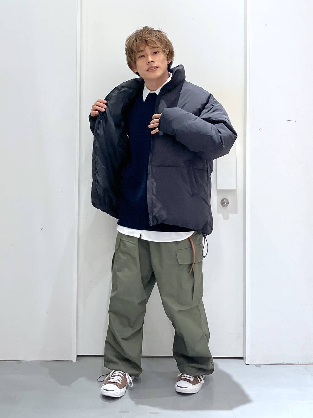 ブラック系のその他アウター、グリーン系のカーゴパンツ、ブルー系のニット/セーターを着用したメンズの冬コーディネートの4枚目の写真