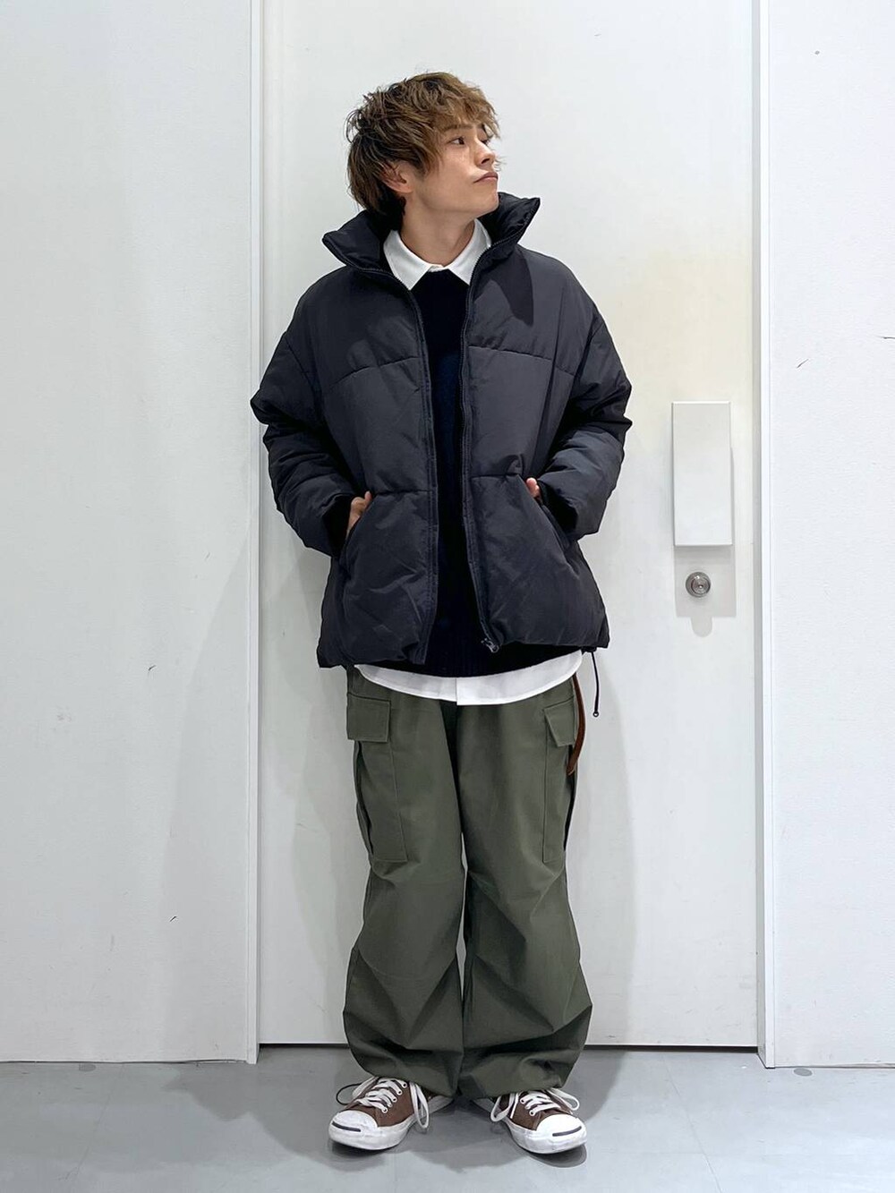 ブラック系のその他アウター、グリーン系のカーゴパンツ、ブルー系のニット/セーターを着用したメンズの冬コーディネートの6枚目の写真