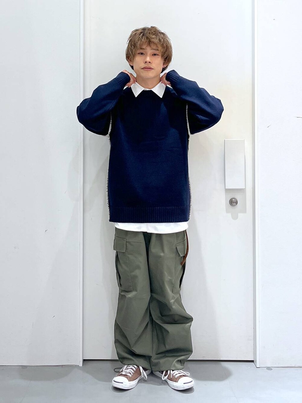 ブラック系のその他アウター、グリーン系のカーゴパンツ、ブルー系のニット/セーターを着用したメンズの冬コーディネートの7枚目の写真