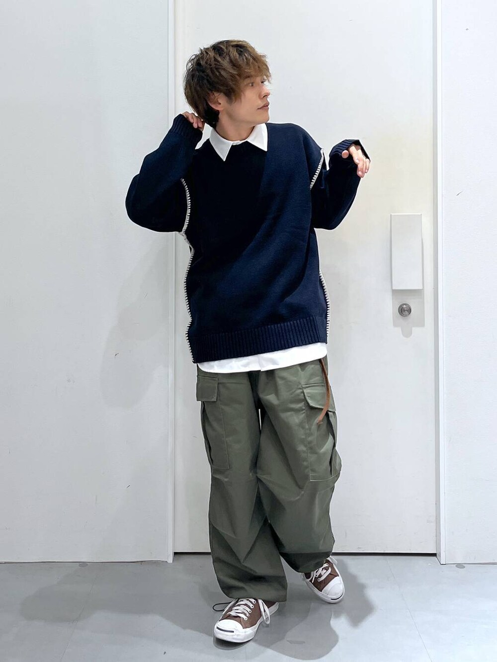 ブラック系のその他アウター、グリーン系のカーゴパンツ、ブルー系のニット/セーターを着用したメンズの冬コーディネートの9枚目の写真