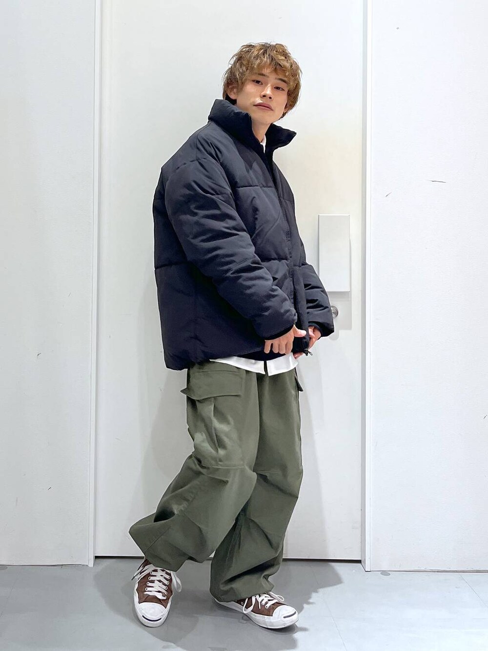 ブラック系のその他アウター、グリーン系のカーゴパンツ、ブルー系のニット/セーターを着用したメンズの冬コーディネートの5枚目の写真