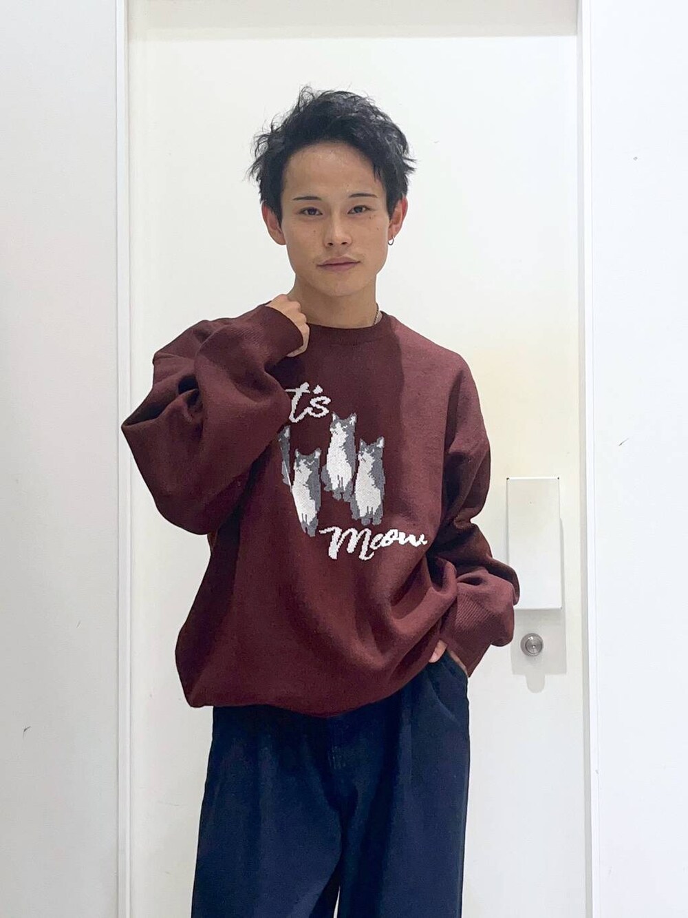 ブラウン系のニット/セーター、ブルー系のデニムパンツ、ブラック系のブルゾンを着用したメンズの秋コーディネートの2枚目の写真