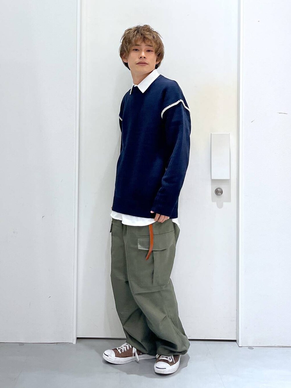 ブラック系のその他アウター、グリーン系のカーゴパンツ、ブルー系のニット/セーターを着用したメンズの冬コーディネートの8枚目の写真