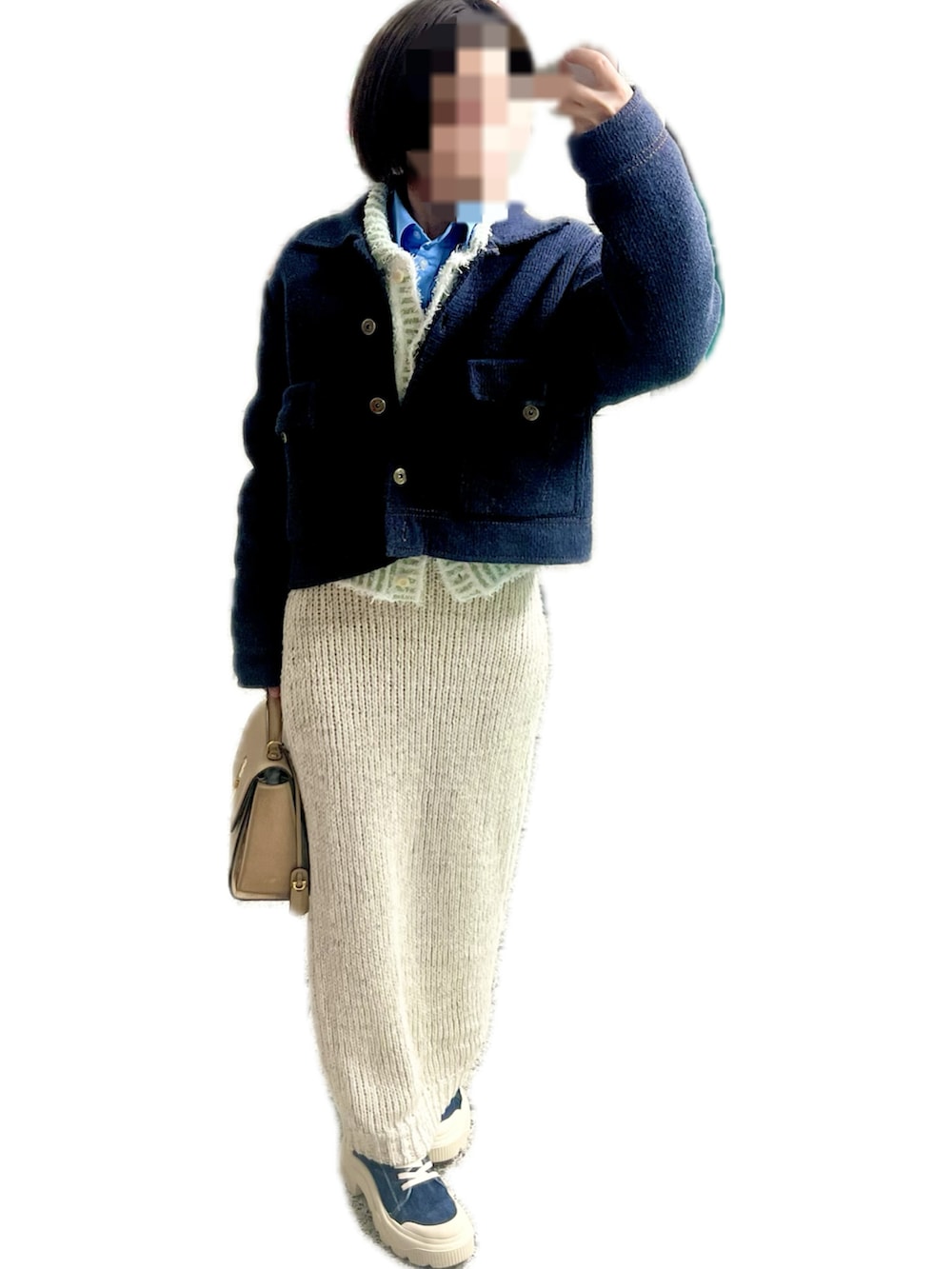 ホワイト系のカーディガン/ボレロ、ブルー系のシャツ/ブラウス、その他のデニムジャケットを着用したレディースの秋コーディネートの2枚目の写真