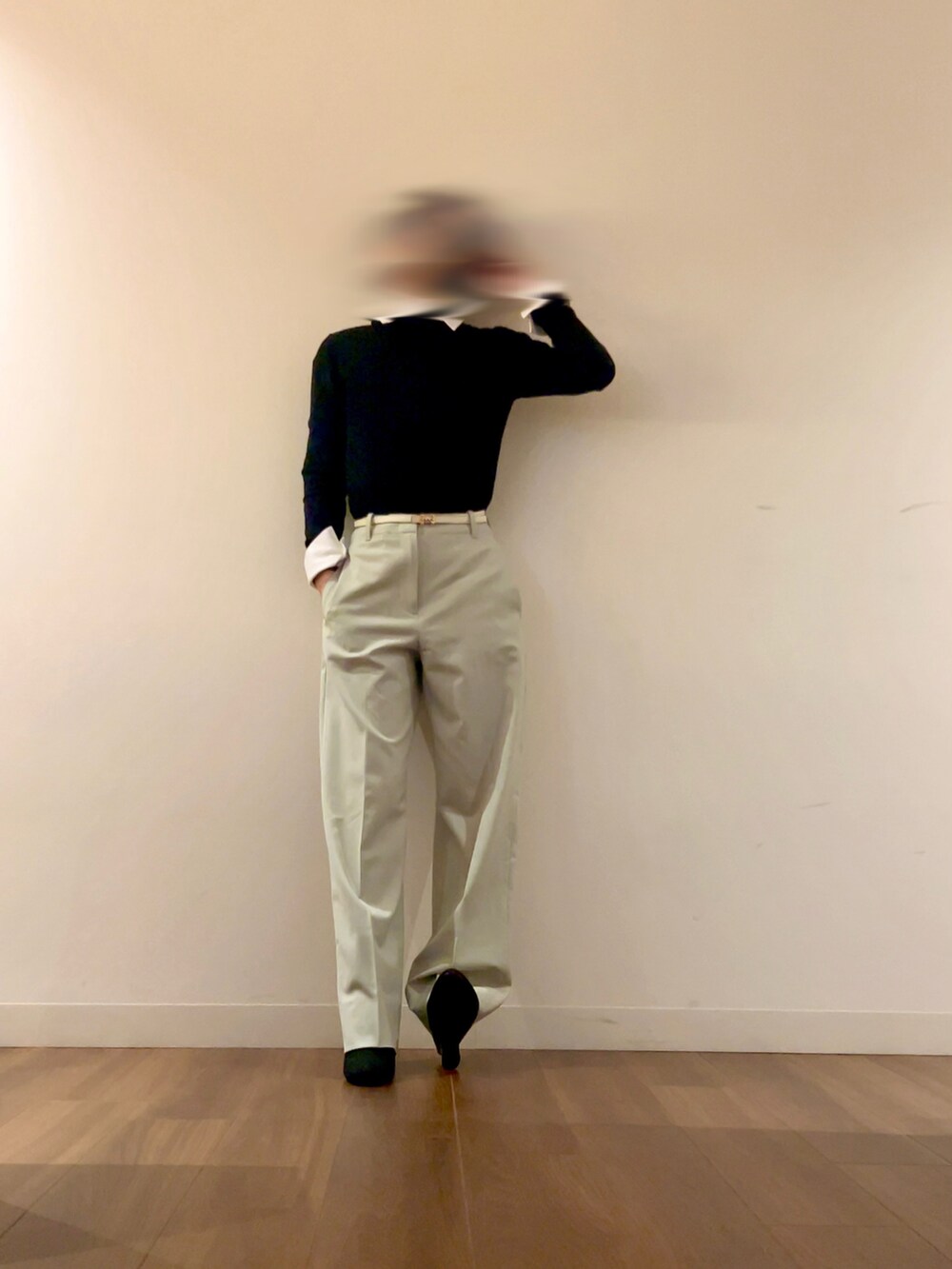 グリーン系のその他パンツ、ブラック系のその他アウター、その他のストール/ショールを着用したレディースの春コーディネートの2枚目の写真