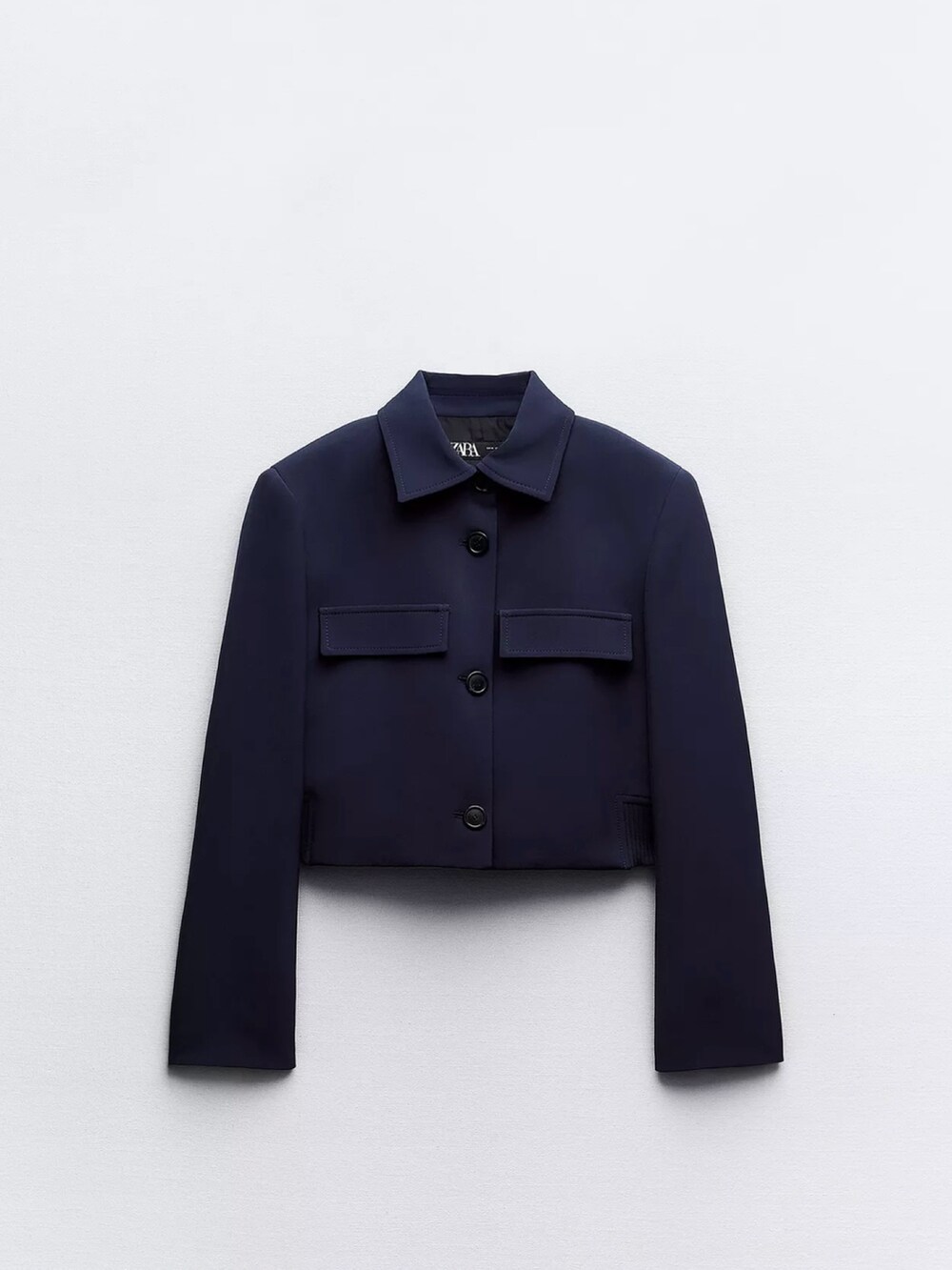 ブルー系のスカート、ベージュ系のシューズ、ベージュ系のバッグを着用したレディースの春コーディネートの3枚目の写真