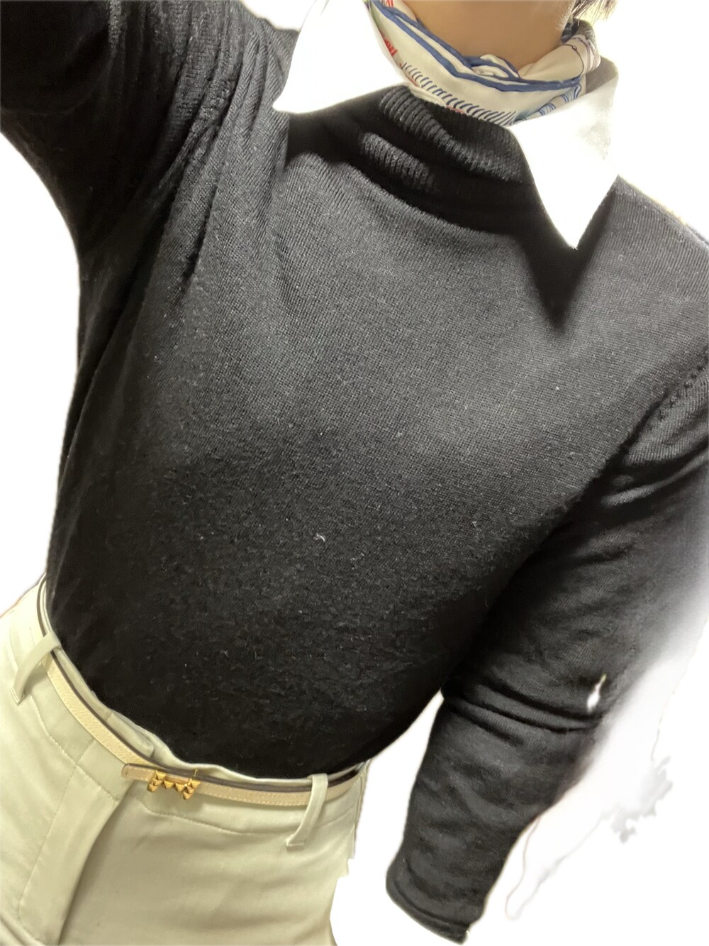 グリーン系のその他パンツ、ブラック系のその他アウター、その他のストール/ショールを着用したレディースの春コーディネートの3枚目の写真