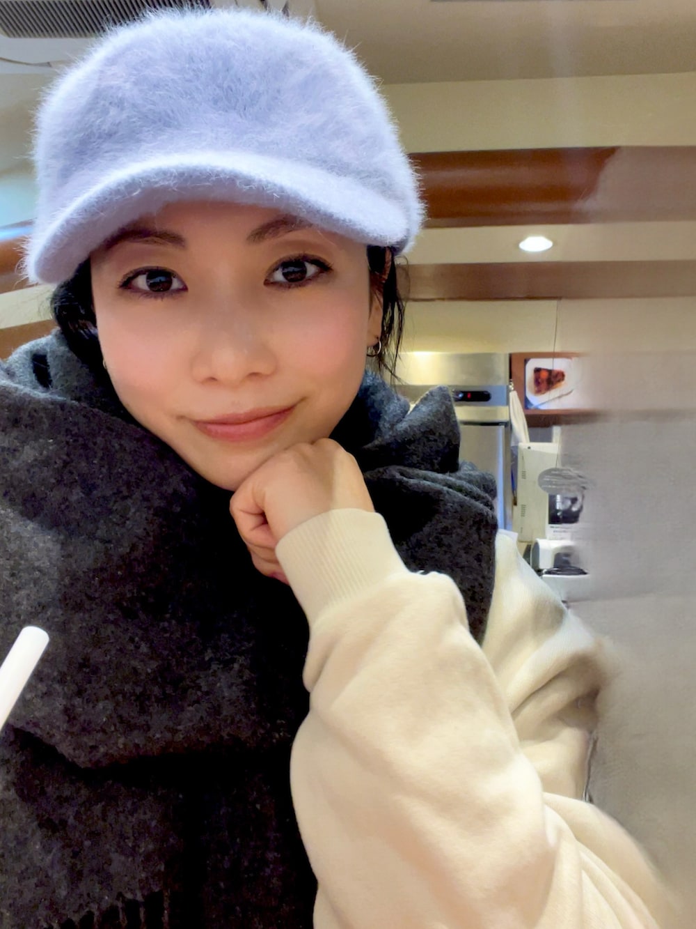 ブラック系のハンドバッグ、ブルー系のデニムパンツ、ブラック系のスニーカーを着用したレディースの春コーディネートの3枚目の写真