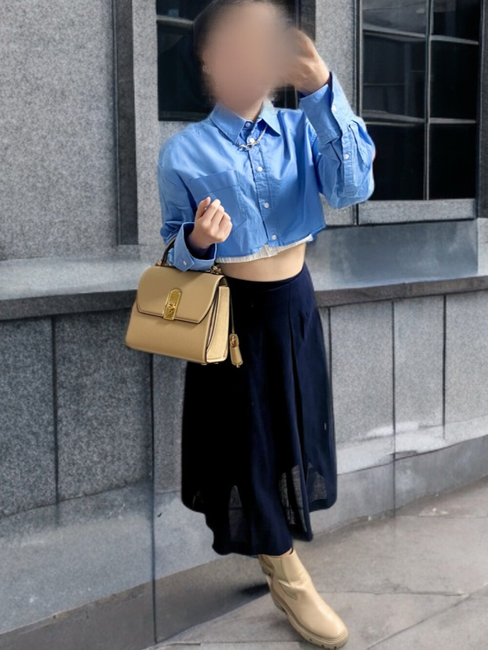 ブルー系のスカート、ベージュ系のシューズ、ベージュ系のバッグを着用したレディースの春コーディネートの2枚目の写真