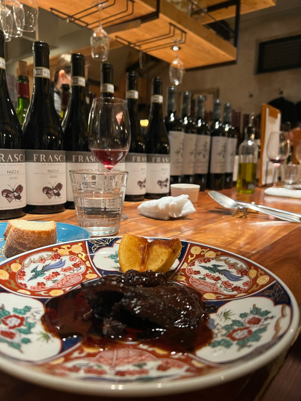 ブラック系のジャケット/アウター、ブラック系のハンドバッグ、その他のカーディガン/ボレロを着用したレディースの春コーディネートの3枚目の写真