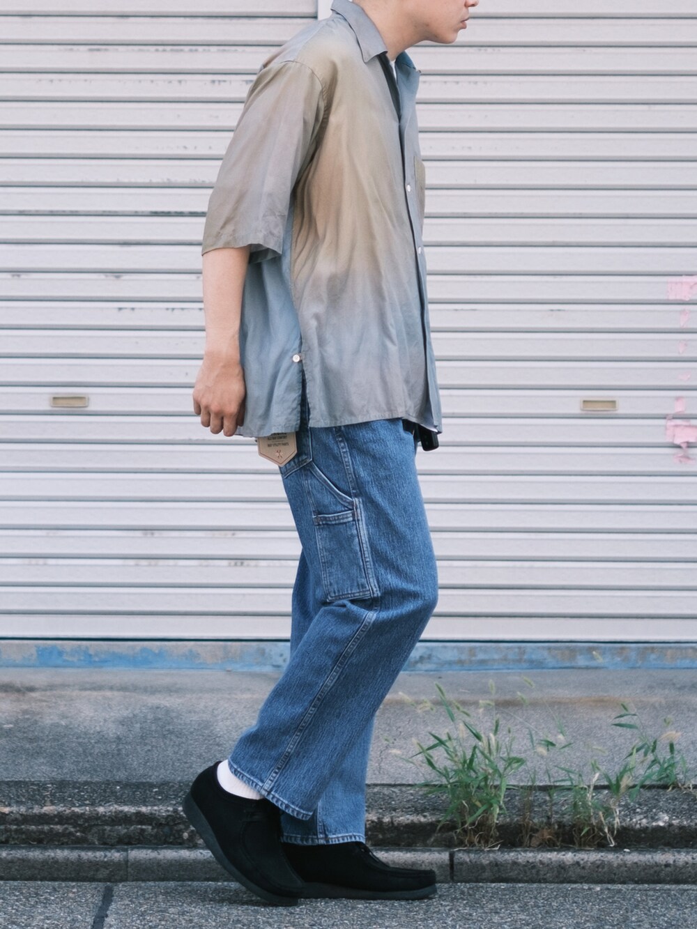 ブルー系のシャツ/ブラウス、ブラック系のブーツ、ブルー系のデニムパンツを着用したメンズの夏コーディネートの4枚目の写真