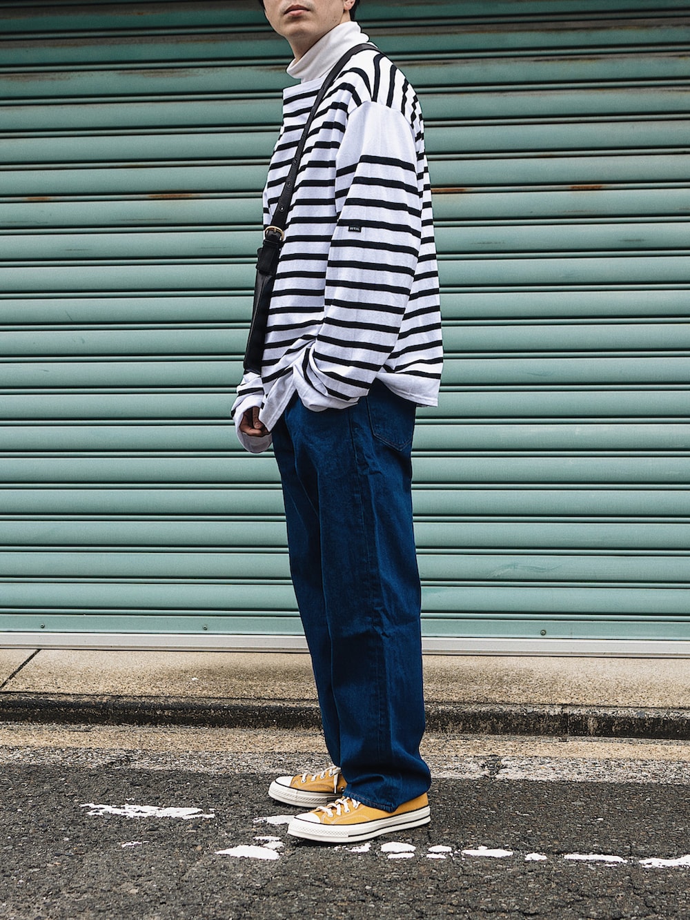 「リーバイス、Levis、リーバイス22ss、pr、春コーデ、オーバーサイズ、バスクシャツ、スニーカー、CT70s、サンフラワー、Hender Scheme、コモリ、COMOLI、ボーダー、ボーダートップス」｜「Hender Schemeのtwist buckle bag S（ショルダーバッグ、ブラック系）」を使った、よしおさん（メンズ・175cm）の春コーディネートの2枚目の写真