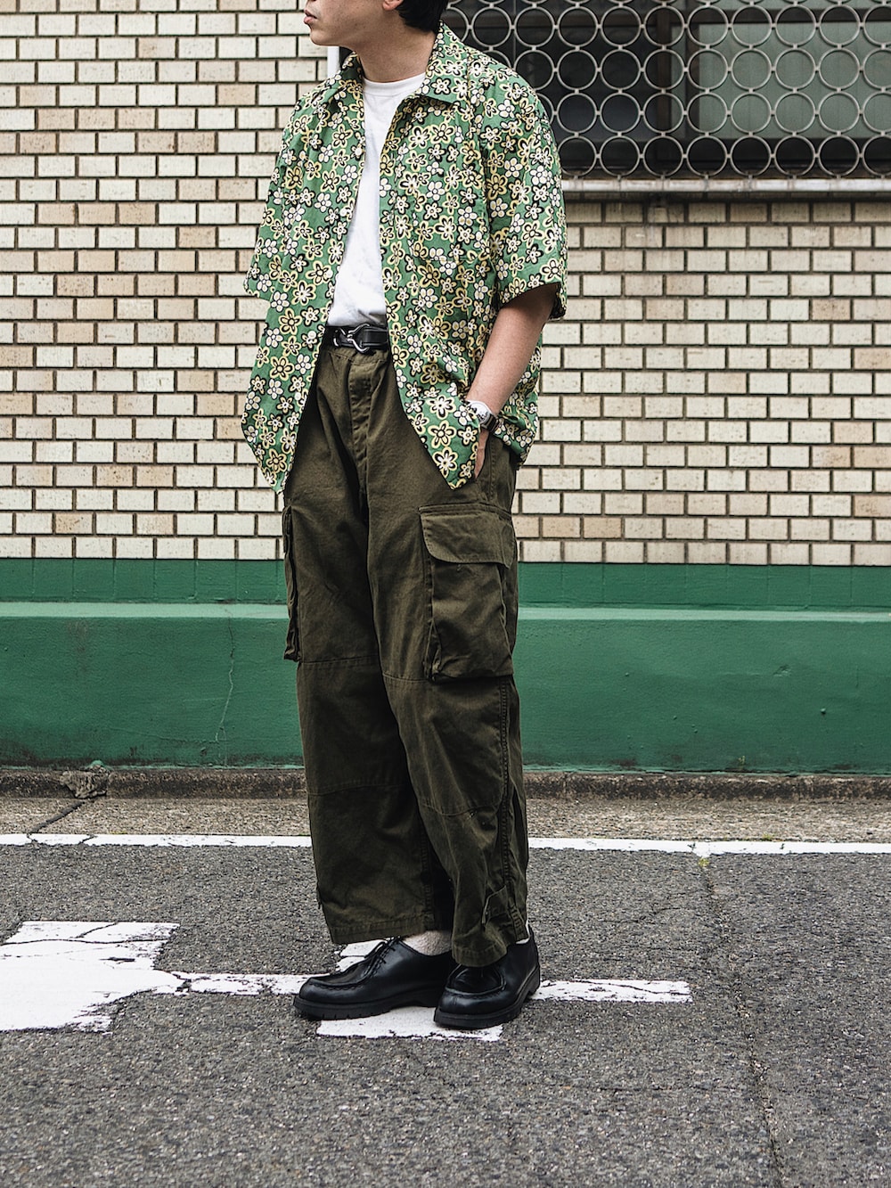 グリーン系のシャツ/ブラウス、ホワイト系のTシャツ/カットソー、グリーン系のカーゴパンツを着用したメンズの夏コーディネートの2枚目の写真