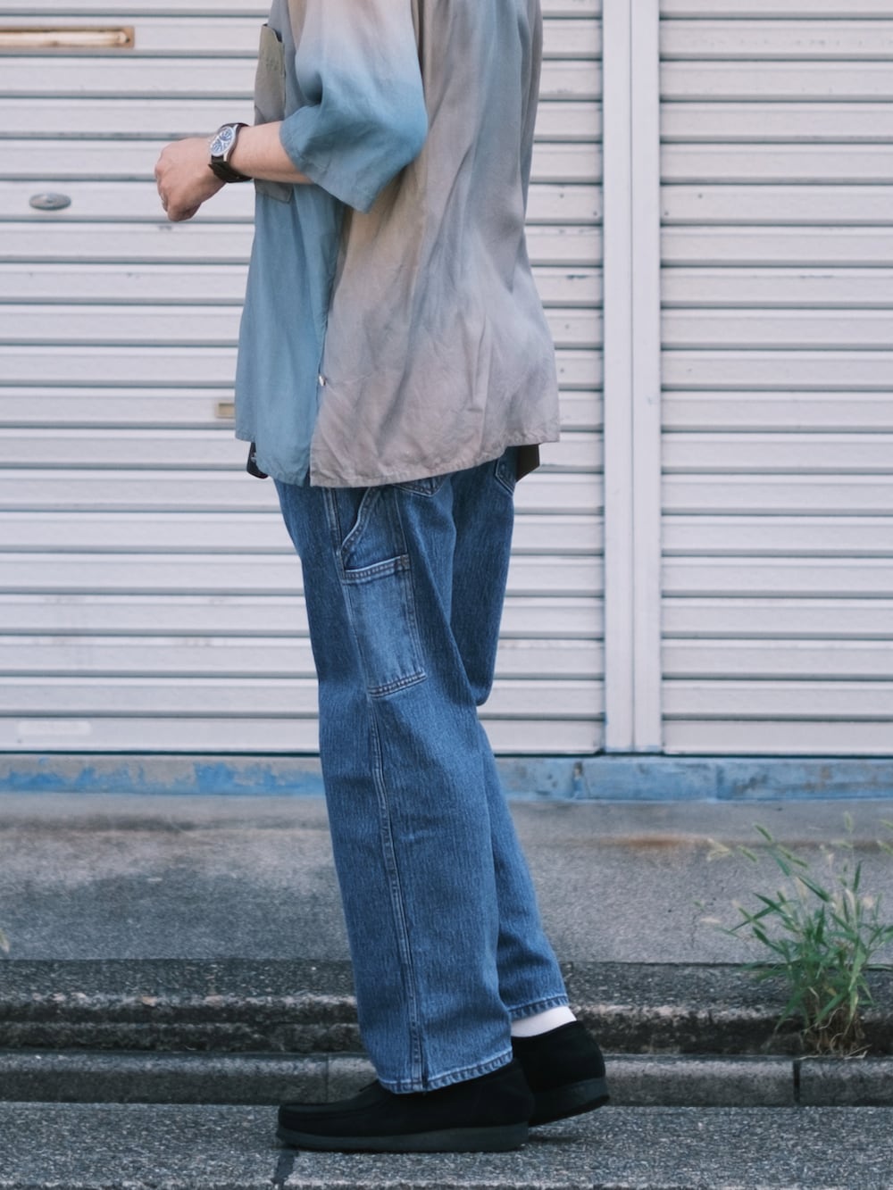 ブルー系のシャツ/ブラウス、ブラック系のブーツ、ブルー系のデニムパンツを着用したメンズの夏コーディネートの3枚目の写真