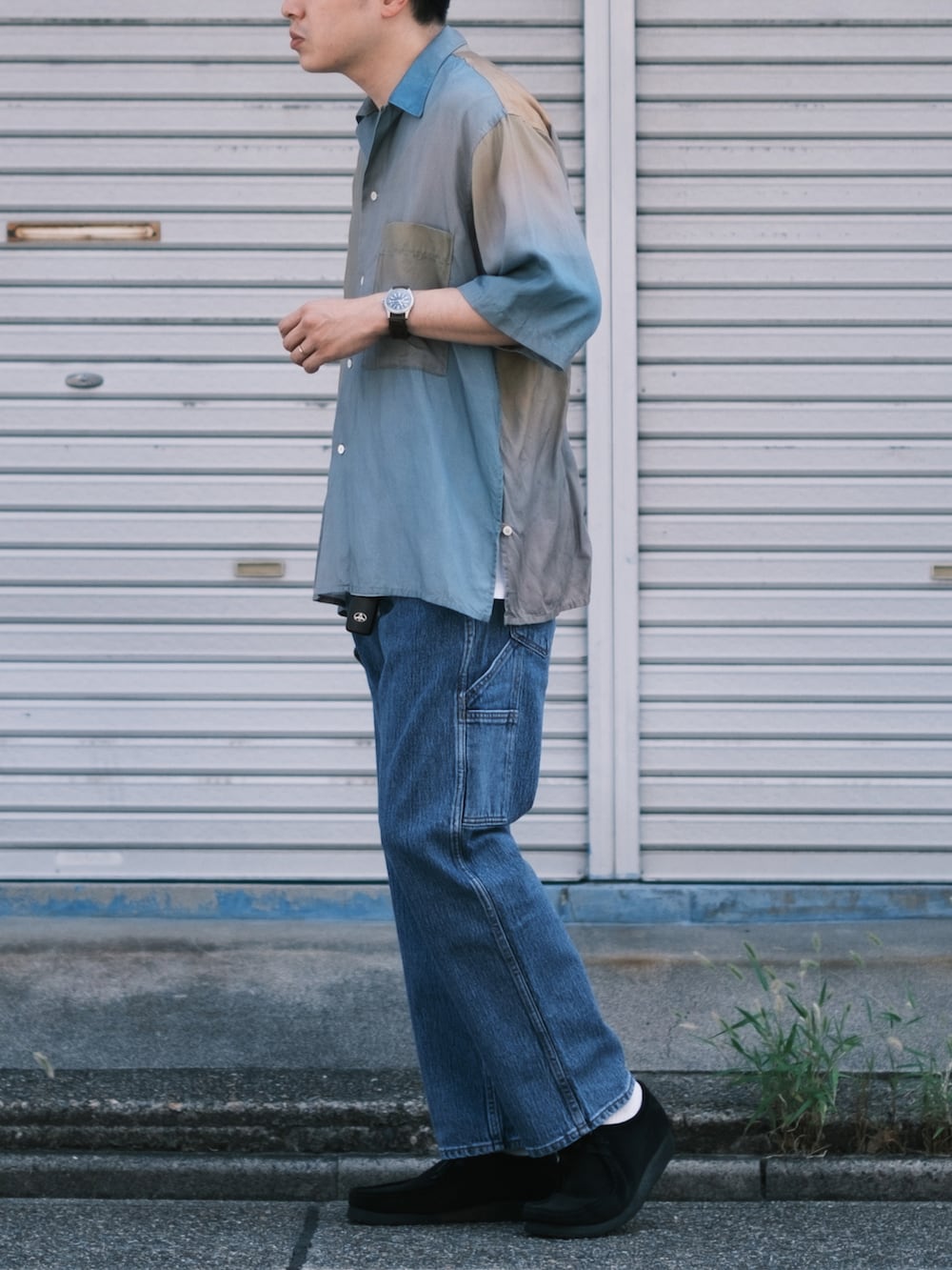 ブルー系のシャツ/ブラウス、ブラック系のブーツ、ブルー系のデニムパンツを着用したメンズの夏コーディネートの2枚目の写真