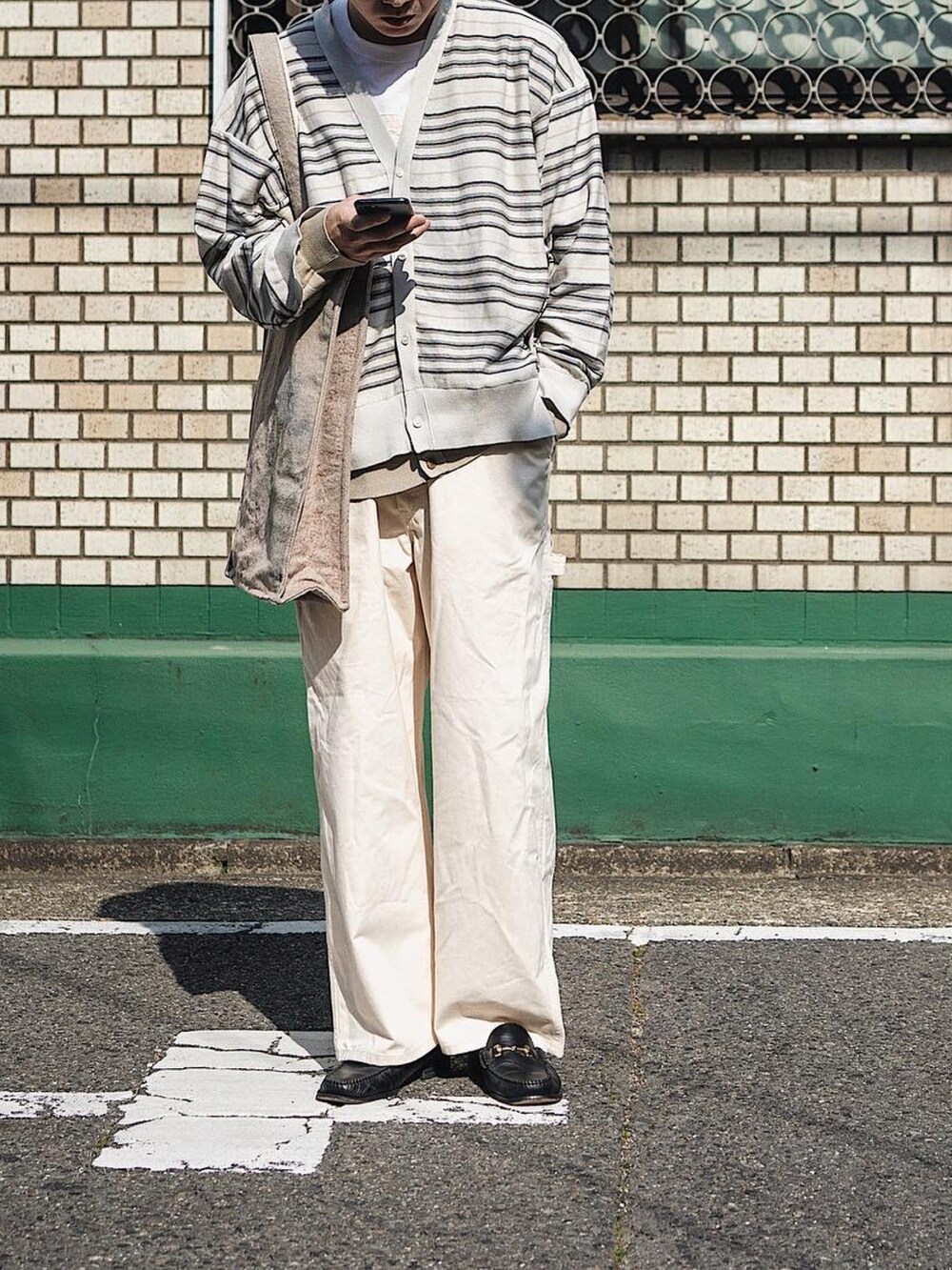 ベージュ系のカーディガン/ボレロ、ホワイト系のTシャツ/カットソー、ホワイト系のオールインワン・サロペットを着用したメンズの春コーディネートの2枚目の写真