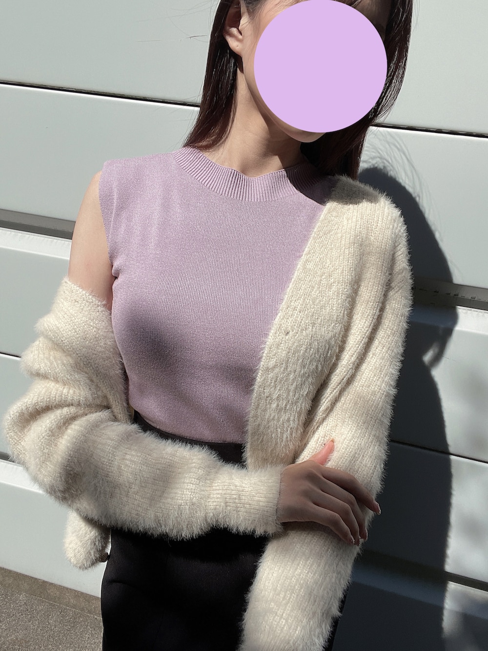 ブラック系のスカート、ブラック系のサンダル、ピンク系のトップスを着用したレディースの秋コーディネートの2枚目の写真