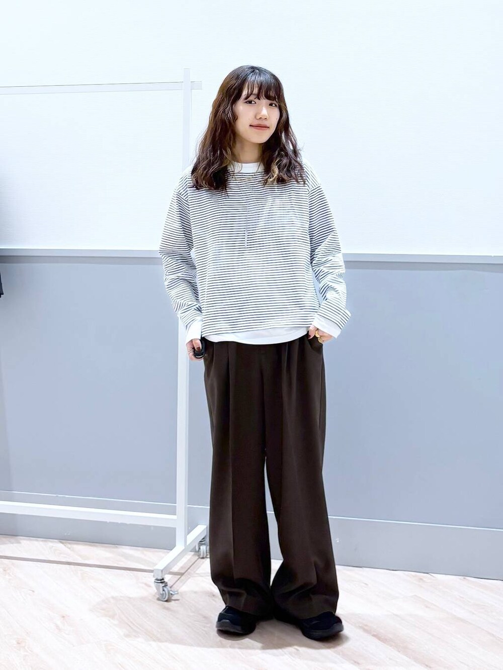 「ロンT、カジュアル、ラフ、きれいめ、休日コーデ、デート/ロマンティック、楽ちんコーデ、低身長、体型カバー、ゆったり、低身長_GLOBALWORK、150～155cm_GLOBALWORK、ワイドパンツ、ウエストゴム、スラックス」｜「GLOBAL WORKのステンレスバーネックレス/160620（ネックレス、グレー系）」を使った、ぷーのさん（レディース・155cm）の春コーディネートの7枚目の写真