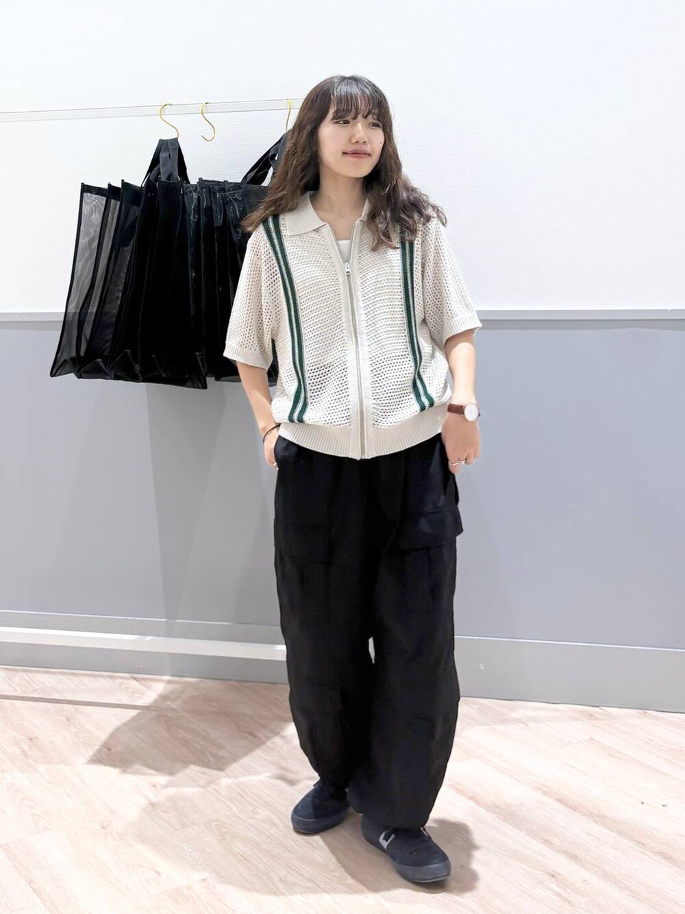 ブルー系のスニーカー、ブラック系のカーゴパンツ、グレー系のニット/セーターを着用したレディースの夏コーディネートの4枚目の写真