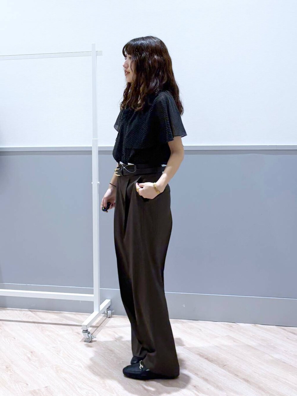 ブラック系のローファー、ブラック系のショルダーバッグ、ブラウン系のベルトを着用したレディースの春コーディネートの3枚目の写真