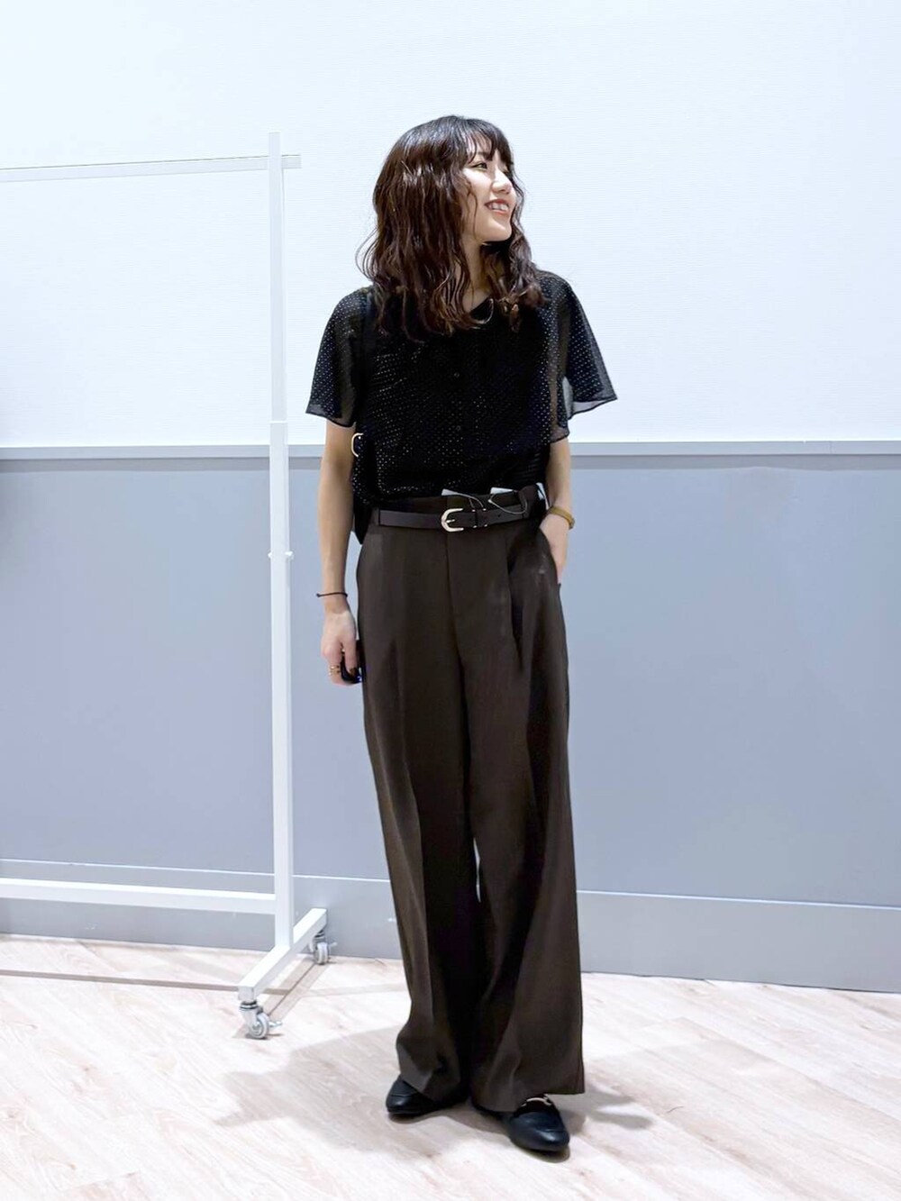 ブラック系のローファー、ブラック系のショルダーバッグ、ブラウン系のベルトを着用したレディースの春コーディネートの5枚目の写真