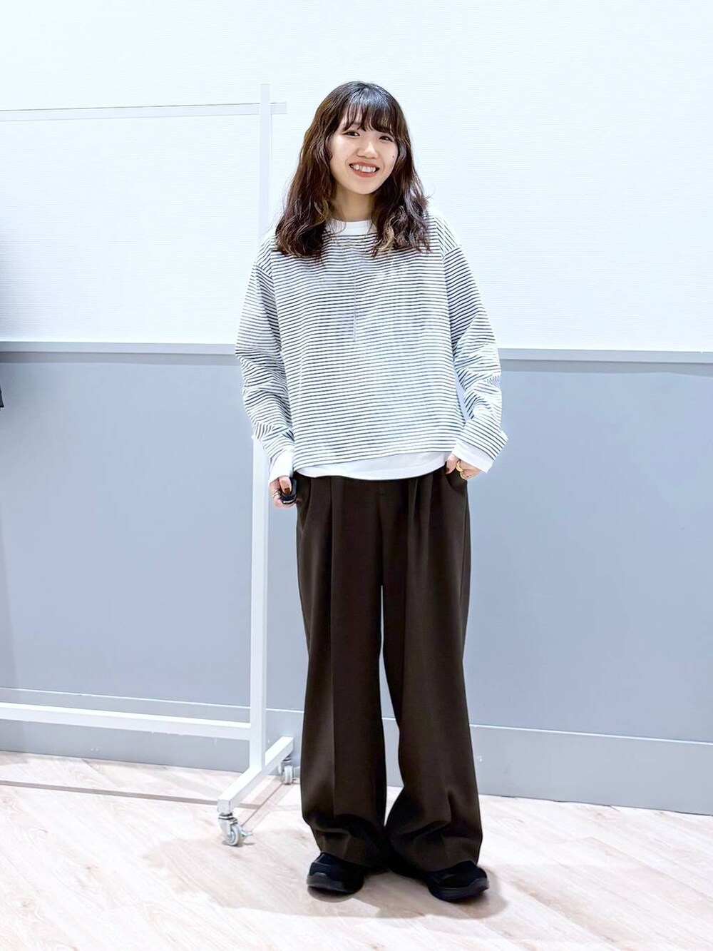 「ロンT、カジュアル、ラフ、きれいめ、休日コーデ、デート/ロマンティック、楽ちんコーデ、低身長、体型カバー、ゆったり、低身長_GLOBALWORK、150～155cm_GLOBALWORK、ワイドパンツ、ウエストゴム、スラックス」｜「GLOBAL WORKのステンレスバーネックレス/160620（ネックレス、グレー系）」を使った、ぷーのさん（レディース・155cm）の春コーディネートの8枚目の写真