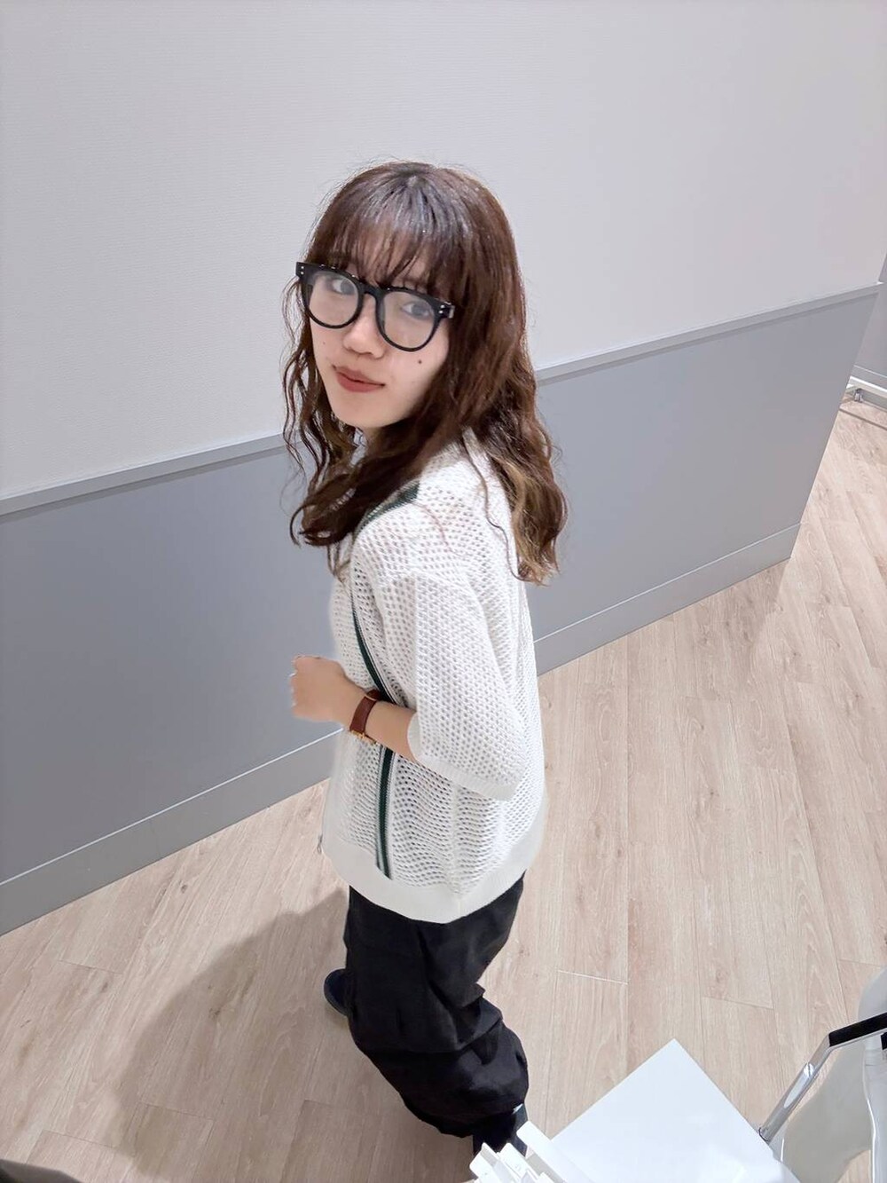 ブルー系のスニーカー、ブラック系のカーゴパンツ、グレー系のニット/セーターを着用したレディースの夏コーディネートの3枚目の写真