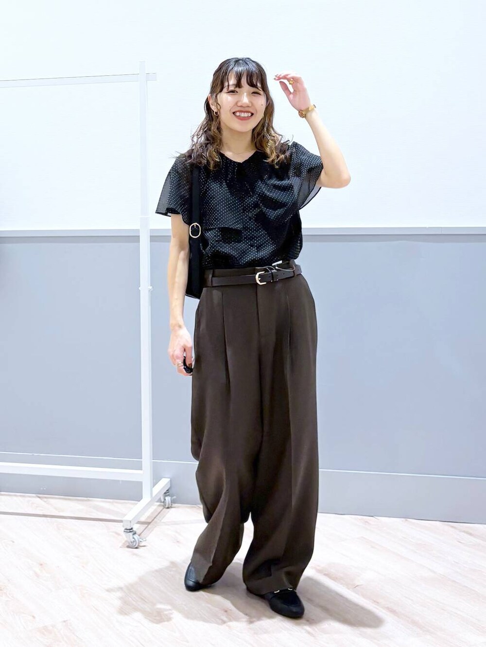 ブラック系のローファー、ブラック系のショルダーバッグ、ブラウン系のベルトを着用したレディースの春コーディネートの6枚目の写真