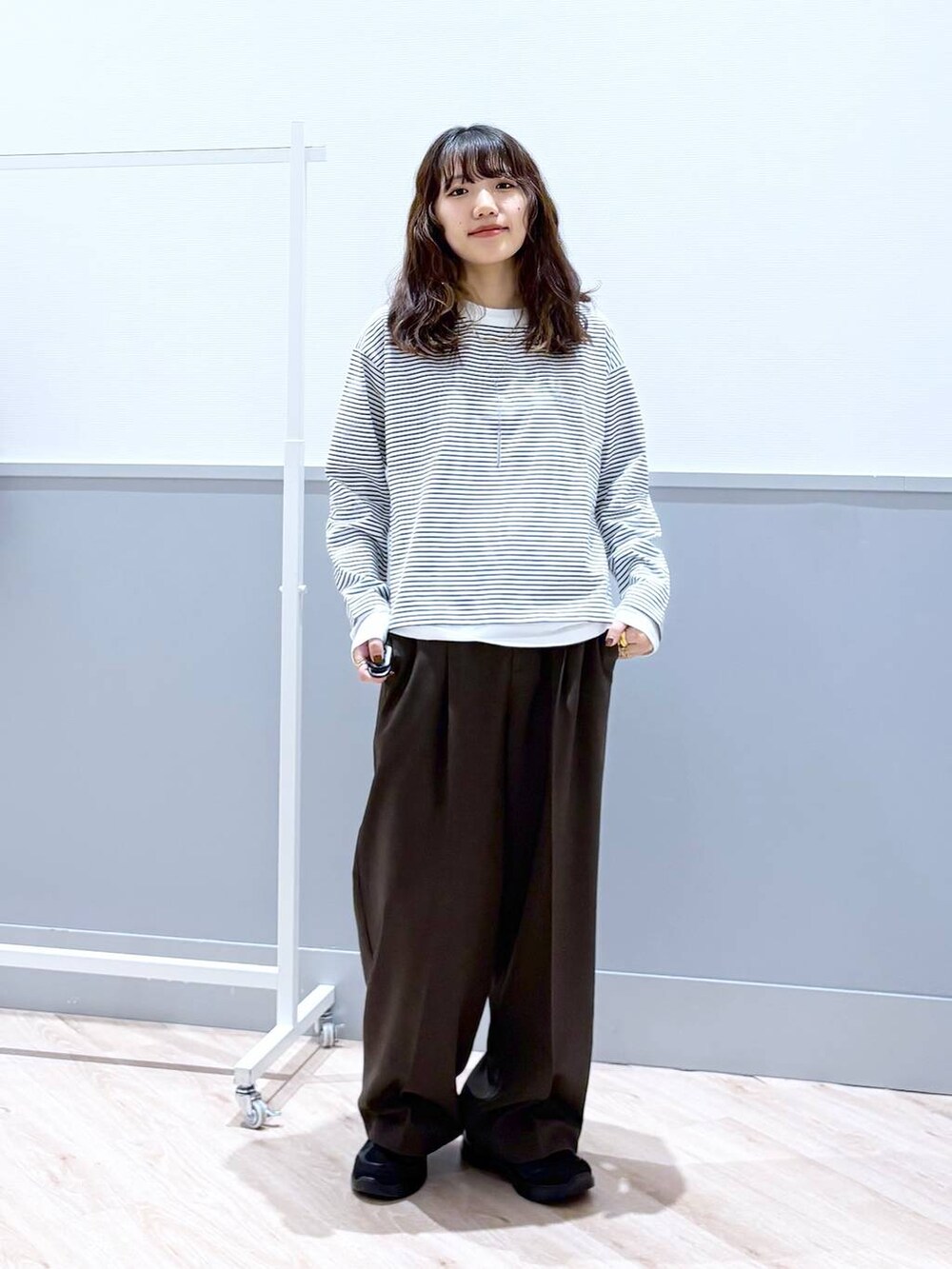「ロンT、カジュアル、ラフ、きれいめ、休日コーデ、デート/ロマンティック、楽ちんコーデ、低身長、体型カバー、ゆったり、低身長_GLOBALWORK、150～155cm_GLOBALWORK、ワイドパンツ、ウエストゴム、スラックス」｜「GLOBAL WORKのステンレスバーネックレス/160620（ネックレス、グレー系）」を使った、ぷーのさん（レディース・155cm）の春コーディネートの9枚目の写真