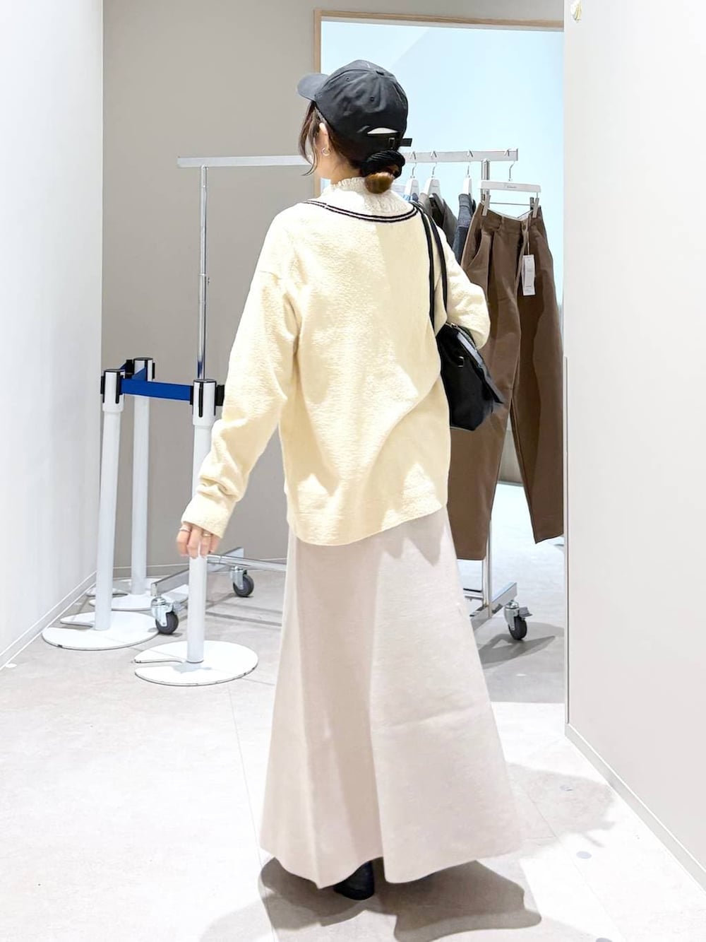 ブラック系のローファー、ホワイト系のシャツ/ブラウス、ベージュ系のスカートを着用したレディースの春コーディネートの4枚目の写真