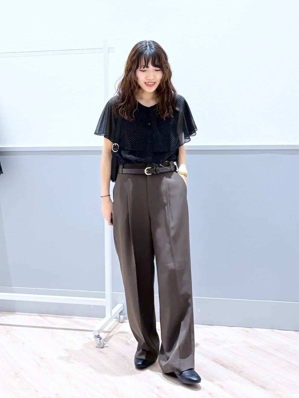 ブラック系のローファー、ブラック系のショルダーバッグ、ブラウン系のベルトを着用したレディースの春コーディネートの8枚目の写真