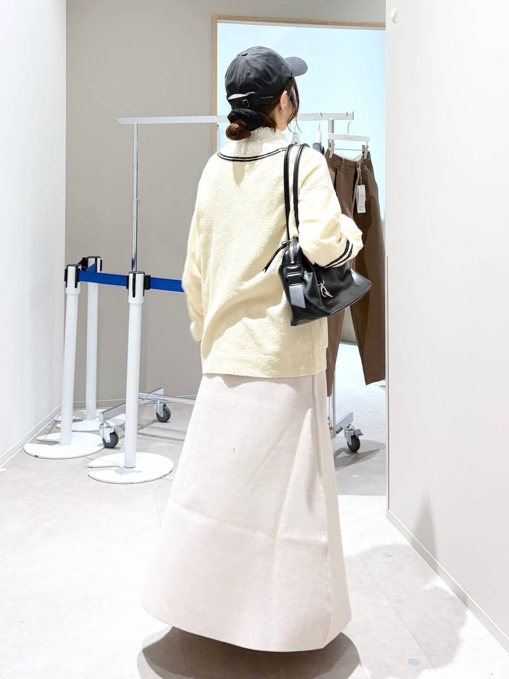 ブラック系のローファー、ホワイト系のシャツ/ブラウス、ベージュ系のスカートを着用したレディースの春コーディネートの5枚目の写真