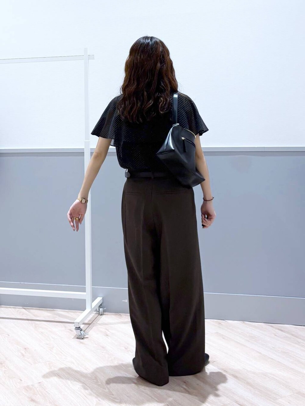 ブラック系のローファー、ブラック系のショルダーバッグ、ブラウン系のベルトを着用したレディースの春コーディネートの4枚目の写真