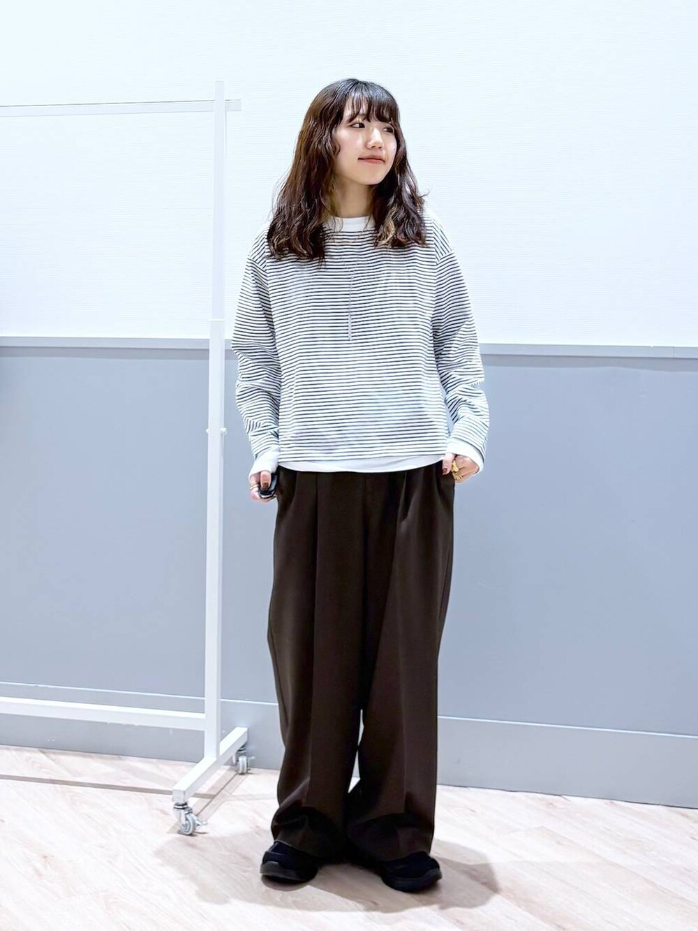 「ロンT、カジュアル、ラフ、きれいめ、休日コーデ、デート/ロマンティック、楽ちんコーデ、低身長、体型カバー、ゆったり、低身長_GLOBALWORK、150～155cm_GLOBALWORK、ワイドパンツ、ウエストゴム、スラックス」｜「GLOBAL WORKのステンレスバーネックレス/160620（ネックレス、グレー系）」を使った、ぷーのさん（レディース・155cm）の春コーディネートの2枚目の写真