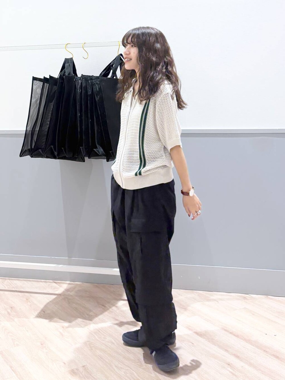 ブルー系のスニーカー、ブラック系のカーゴパンツ、グレー系のニット/セーターを着用したレディースの夏コーディネートの5枚目の写真