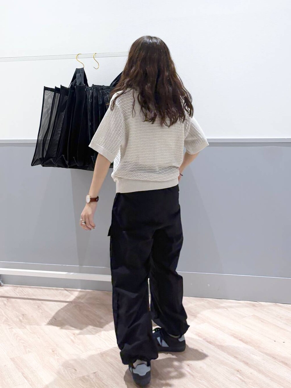 ブルー系のスニーカー、ブラック系のカーゴパンツ、グレー系のニット/セーターを着用したレディースの夏コーディネートの6枚目の写真