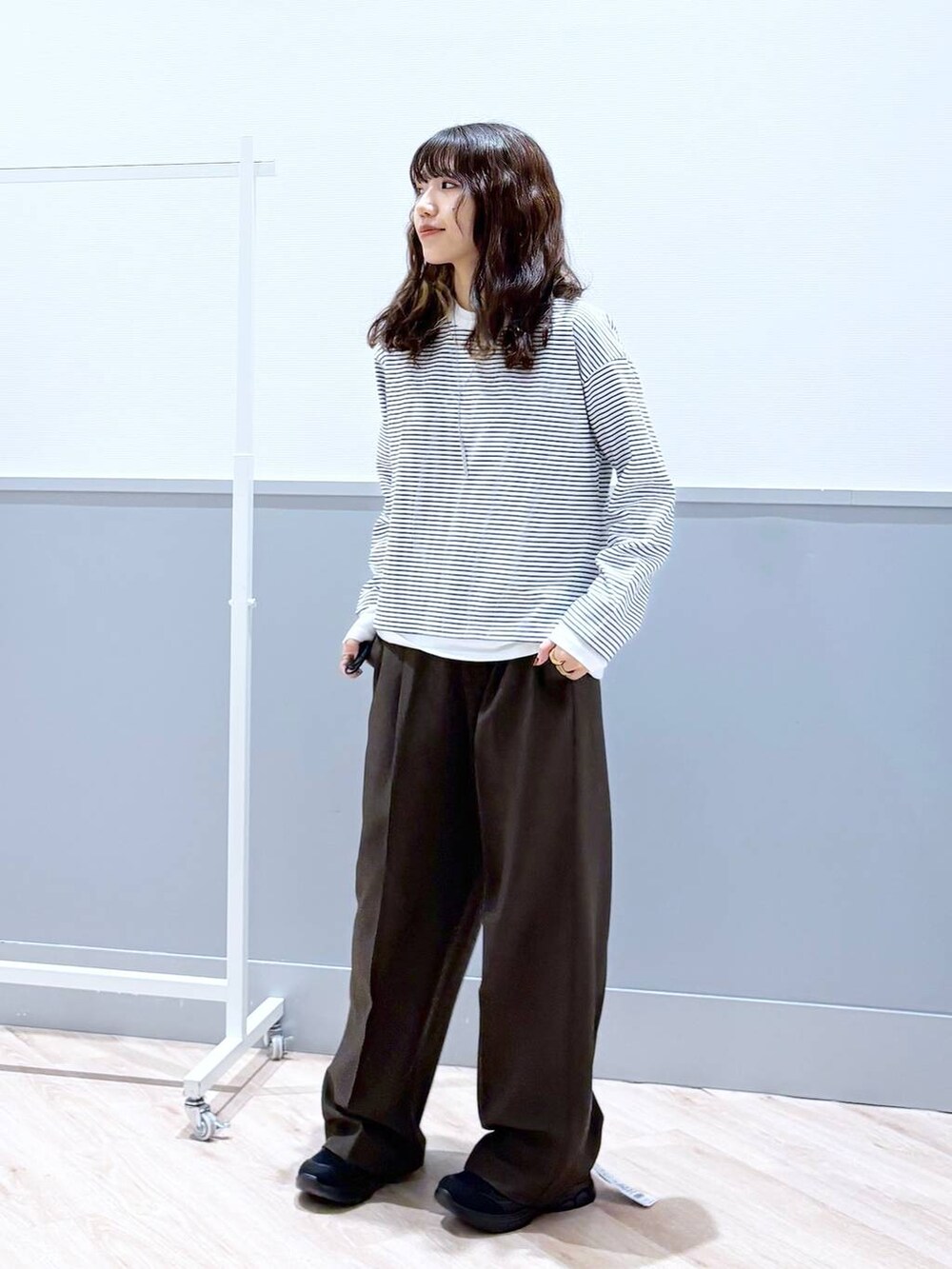 「ロンT、カジュアル、ラフ、きれいめ、休日コーデ、デート/ロマンティック、楽ちんコーデ、低身長、体型カバー、ゆったり、低身長_GLOBALWORK、150～155cm_GLOBALWORK、ワイドパンツ、ウエストゴム、スラックス」｜「GLOBAL WORKのステンレスバーネックレス/160620（ネックレス、グレー系）」を使った、ぷーのさん（レディース・155cm）の春コーディネートの3枚目の写真