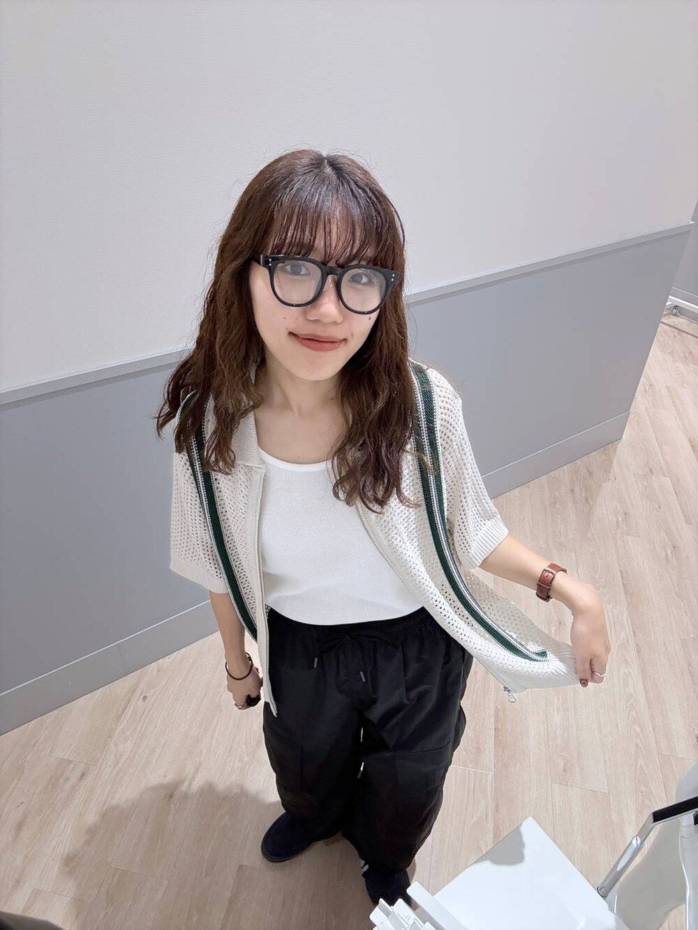 ブルー系のスニーカー、ブラック系のカーゴパンツ、グレー系のニット/セーターを着用したレディースの夏コーディネートの2枚目の写真