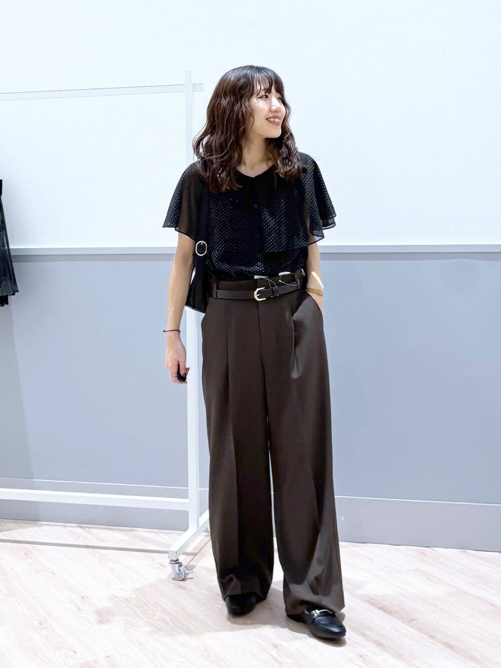 ブラック系のローファー、ブラック系のショルダーバッグ、ブラウン系のベルトを着用したレディースの春コーディネートの7枚目の写真