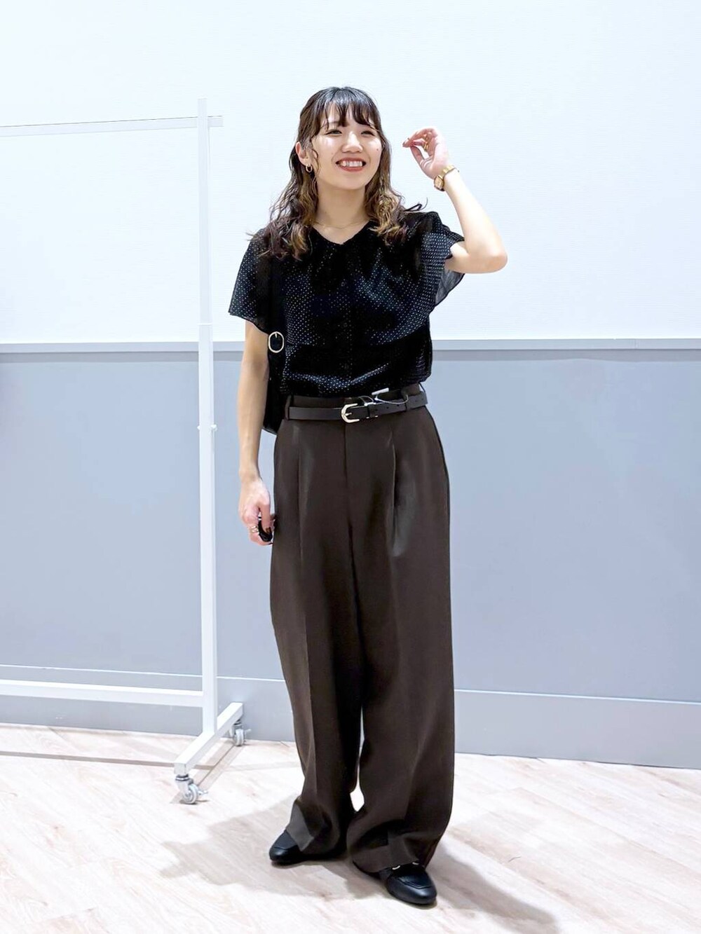 ブラック系のローファー、ブラック系のショルダーバッグ、ブラウン系のベルトを着用したレディースの春コーディネートの9枚目の写真