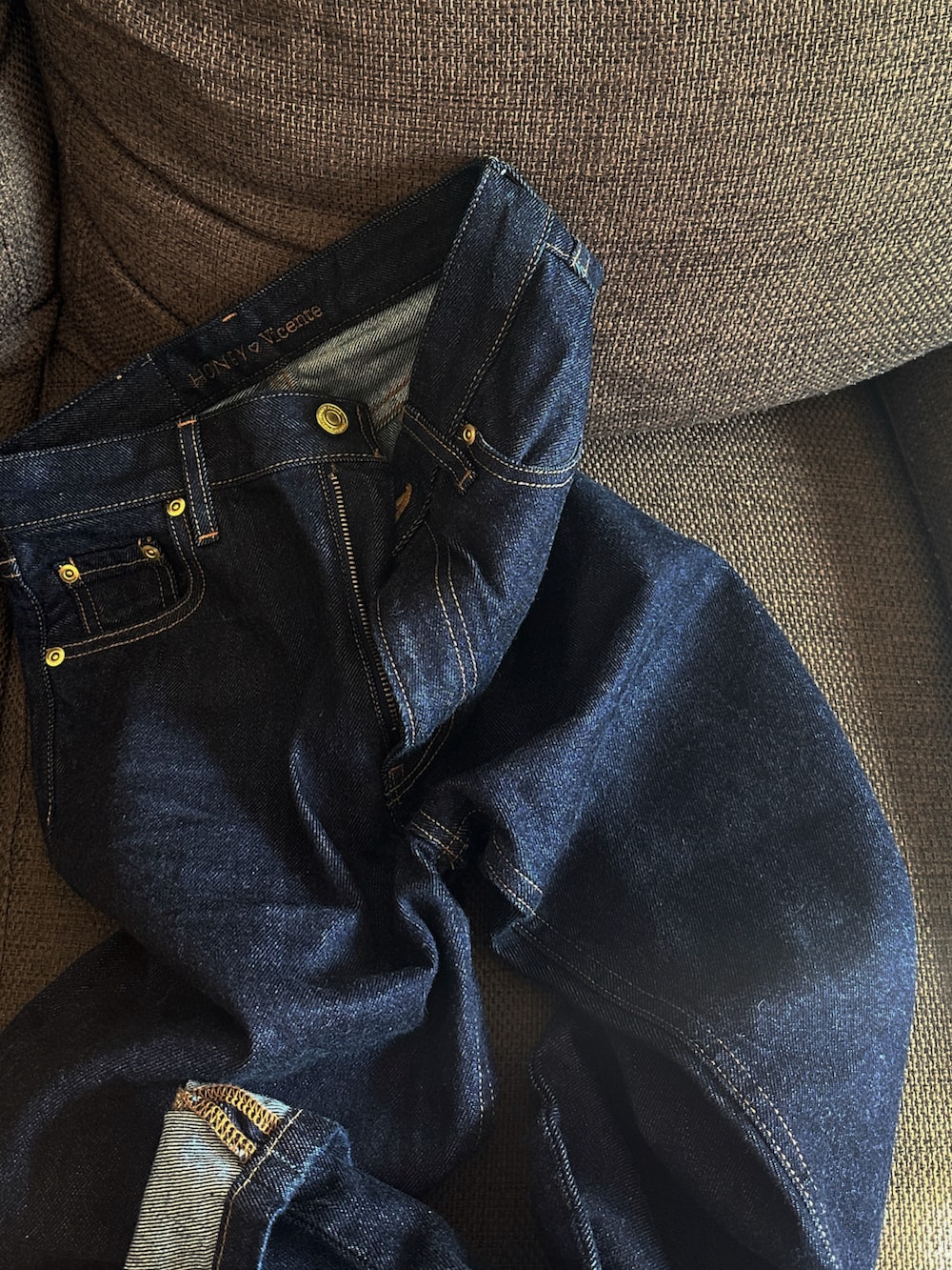 ブルー系のデニムパンツ、ブルー系のデニムジャケットを着用したレディースの冬コーディネートの3枚目の写真