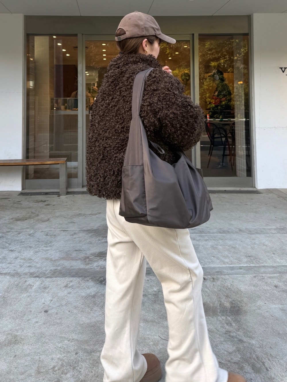 ホワイト系のスウェットパンツ、ブラウン系のブーツ、ブラウン系のブルゾンを着用したレディースの冬コーディネートの5枚目の写真