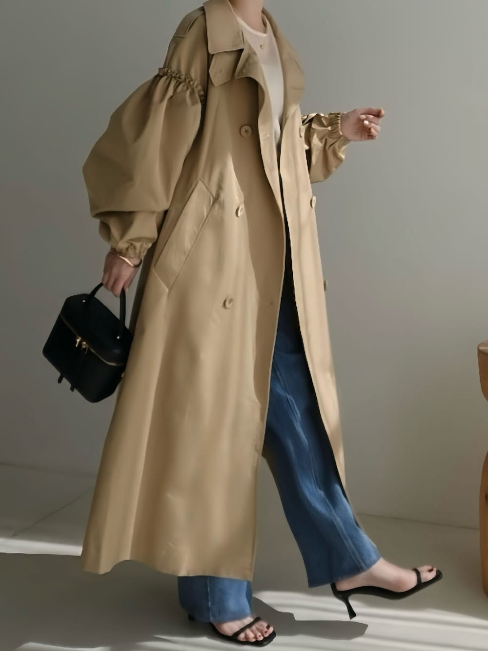 「トレンチコート、カジュアルスタイル、春服コーデ、シンプルスタイル、オフィススタイル、きれいめコーディネート、パンツスタイル、春コーデ」｜「KOBE LETTUCEの[ yuri.さんコラボ ] 選べる2丈ギャザースリーブロングトレンチコート（トレンチコート、ベージュ系）」を使った、yuri.さん（レディース・150cm）の冬コーディネートの2枚目の写真